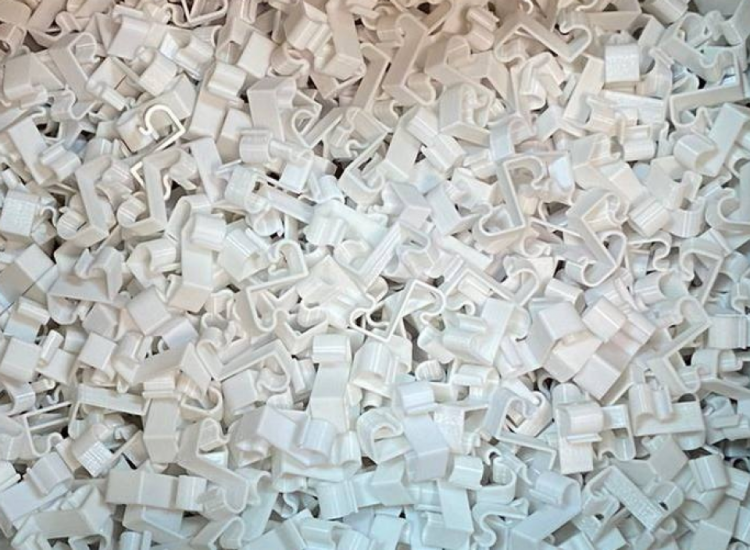 Партия пластиковых держателей