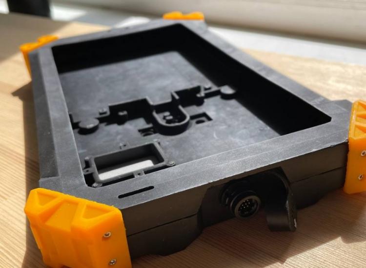 Полиуретановый корпус с установленными закладными Полиуретановый корпус с установленными закладными