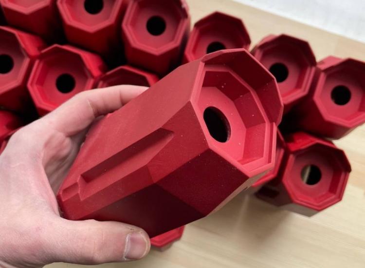 Красные корпусы из ПУ для агротехники