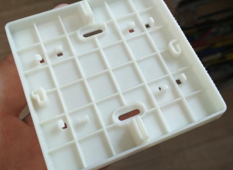 Литьё партии белых корпусов в силиконовые формы